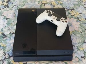 PS4 1TB + MANDO ORIGINAL BLANCO