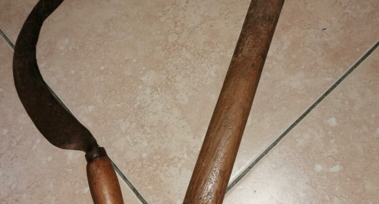 Hacha y guadaña antiguas pequeñas