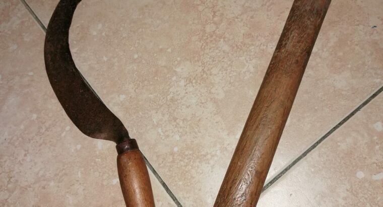 Hacha y guadaña antiguas pequeñas