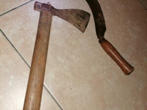 Hacha y guadaña antiguas pequeñas