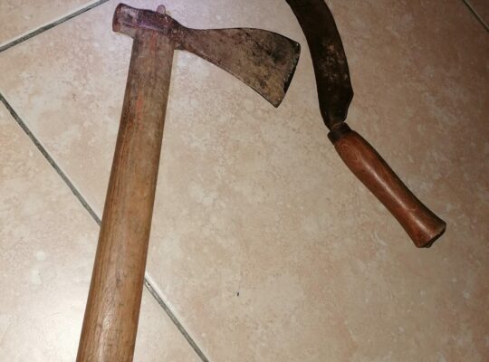 Hacha y guadaña antiguas pequeñas