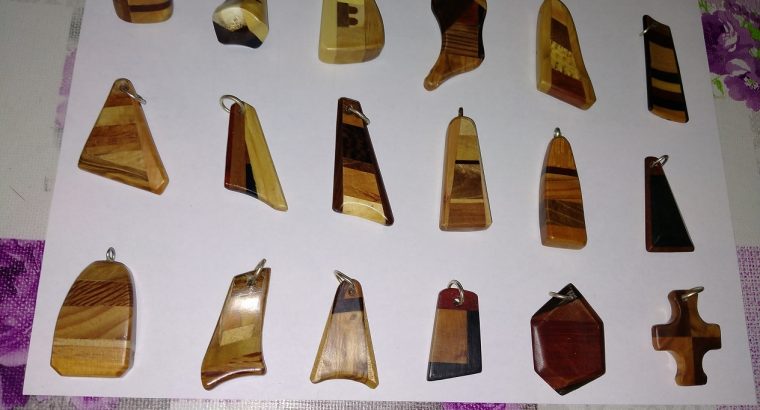 Colgantes madera 25 €