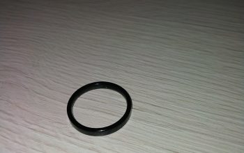 Anillo de color negro