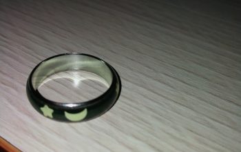 Anillo con una luna y una estrella