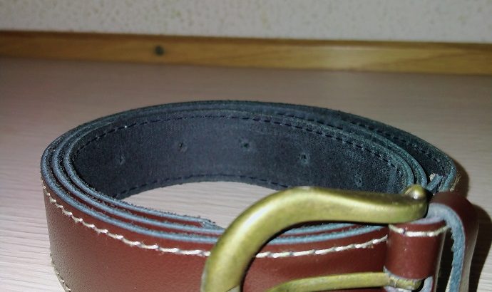 Cinturón marrón de piel